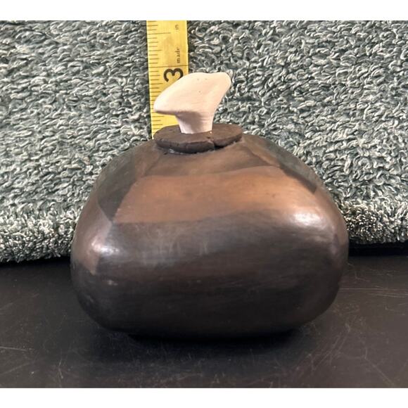 Native American Pottery Art From One of the New Mexico Pueblos - Picture 3 of 13